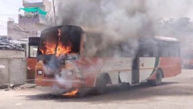 mahoba-news:-महोबा-में-खड़ी-बस-में-लगी-भीषण-आग,-दमकल-कर्मियों-ने-आग-पर-पाया-काबू