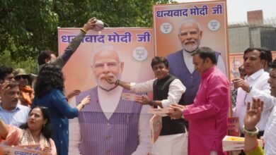 जातिगत-जनगणना-के-फैसले-पर-दिल्ली-बीजेपी-का-जश्न,-कनॉट-प्लेस-में-बांटी-मिठाइयां