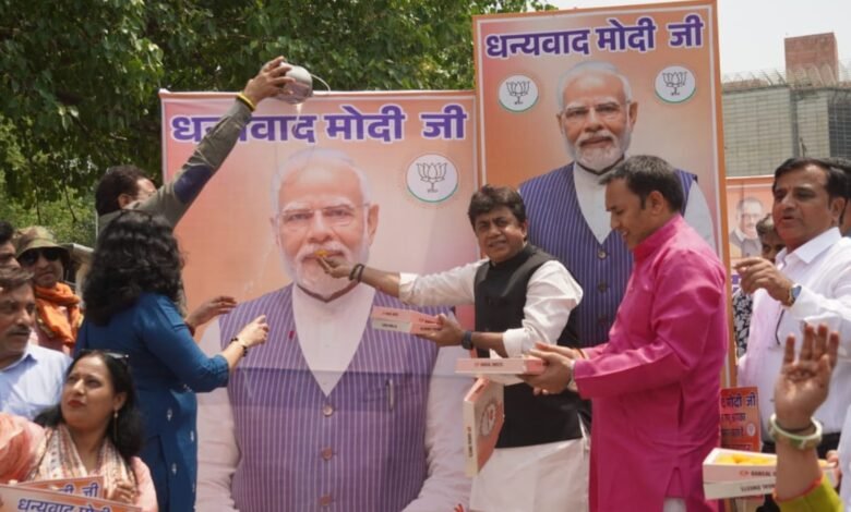 जातिगत-जनगणना-के-फैसले-पर-दिल्ली-बीजेपी-का-जश्न,-कनॉट-प्लेस-में-बांटी-मिठाइयां